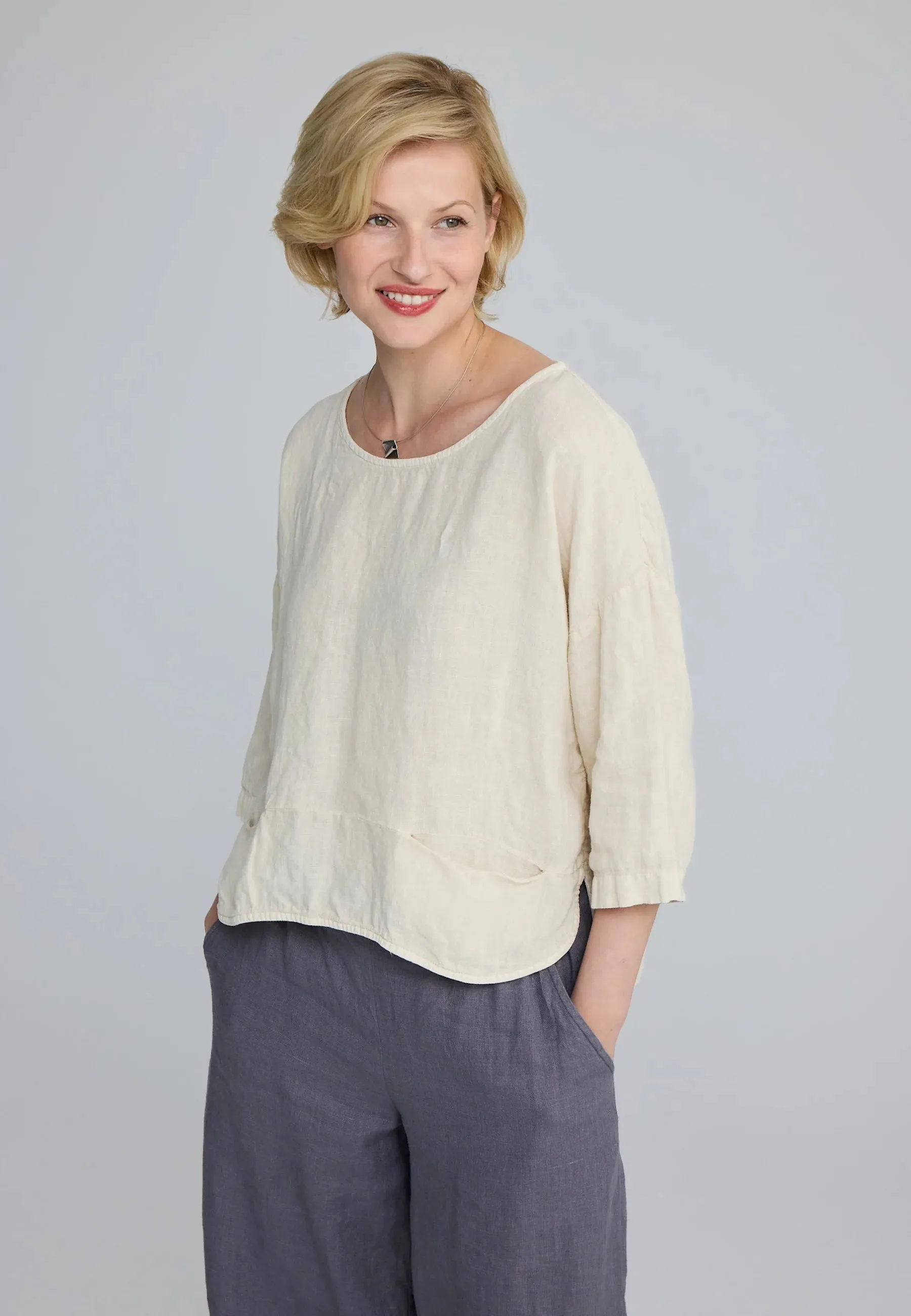 BRIZA – Relaxed Linen Blouse with Pocket Detail
